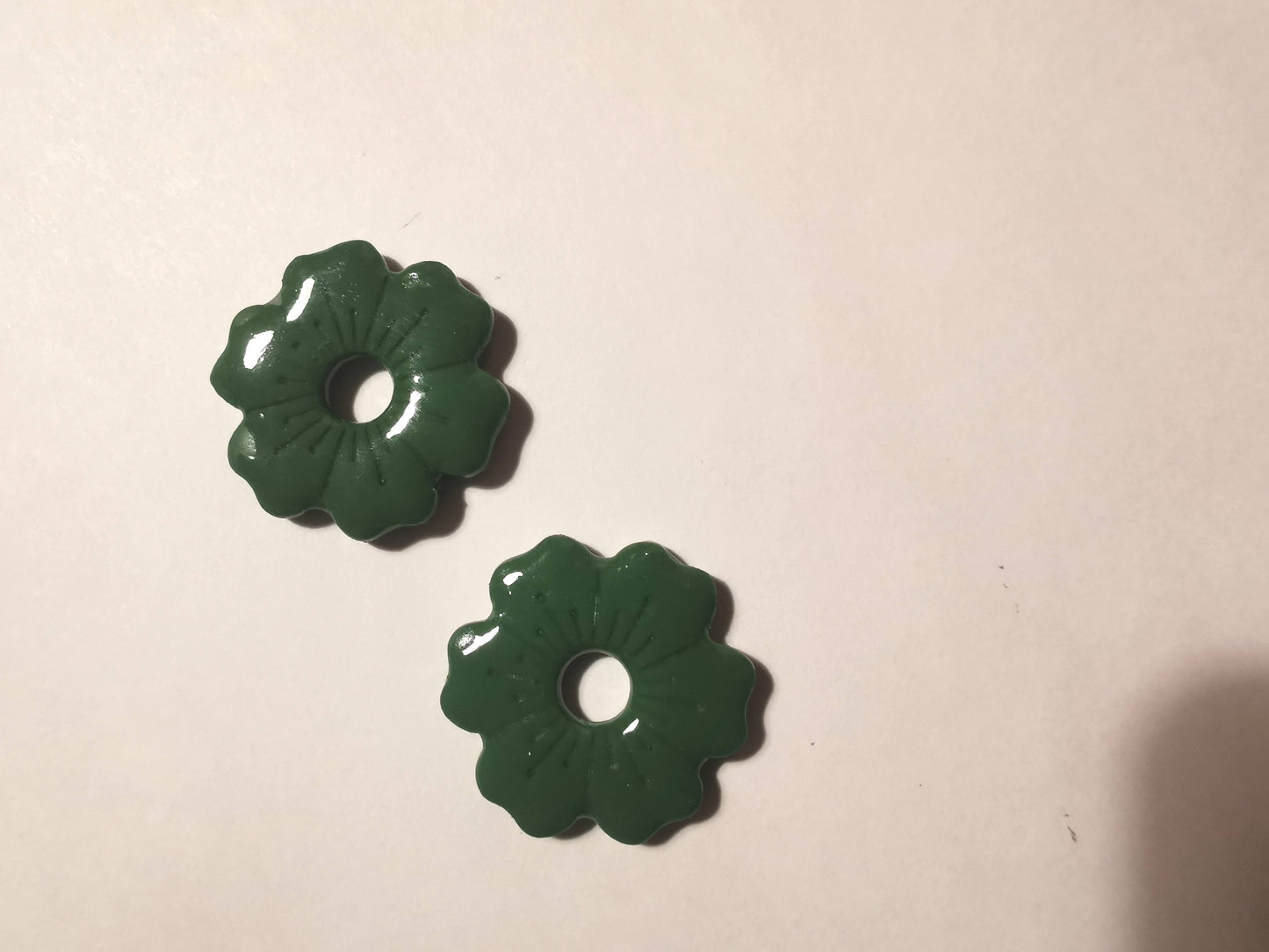 Pampilles verte feuille en Fimo faites main – uniques & interchangeables pour créoles