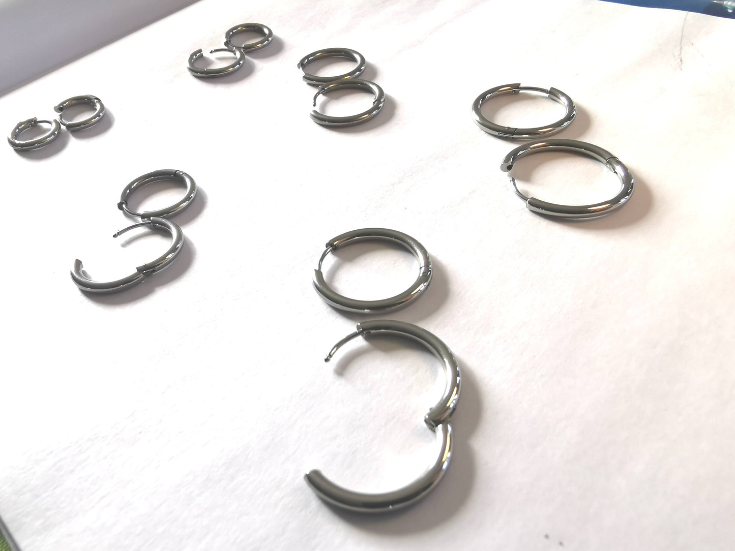 Créoles argentées en acier inoxydable | Boucles d’oreilles femme hypoallergéniques résistantes à l’eau