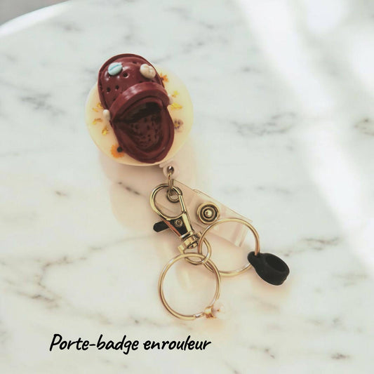 Porte-badge enrouleur avec porte-stylo – décoration Crocs bordeaux en Fimo (Copie)