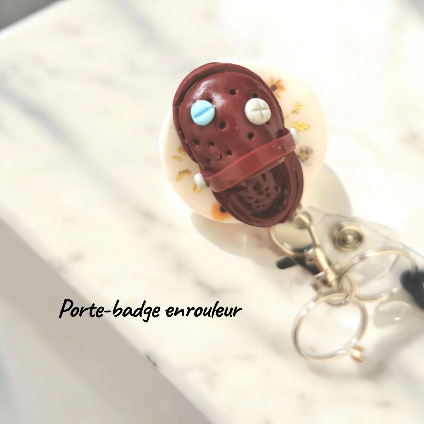 Porte-badge enrouleur avec porte-stylo – décoration Crocs bordeaux en Fimo (Copie)