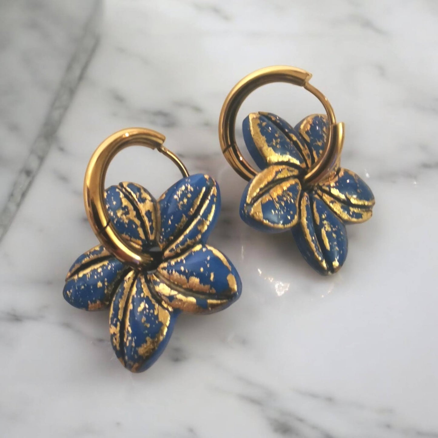 Pampilles  – Reflets dorés | Fimo et résine artisanale | Interchangeables pour créoles