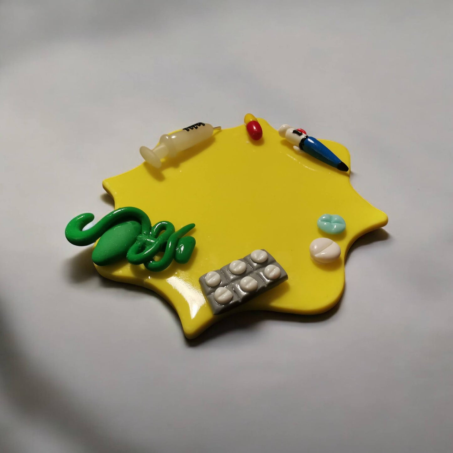 Badge pharmacie personnalisé – Pharmacienne, préparatrice – Cadeau artisanal fait main en fimo