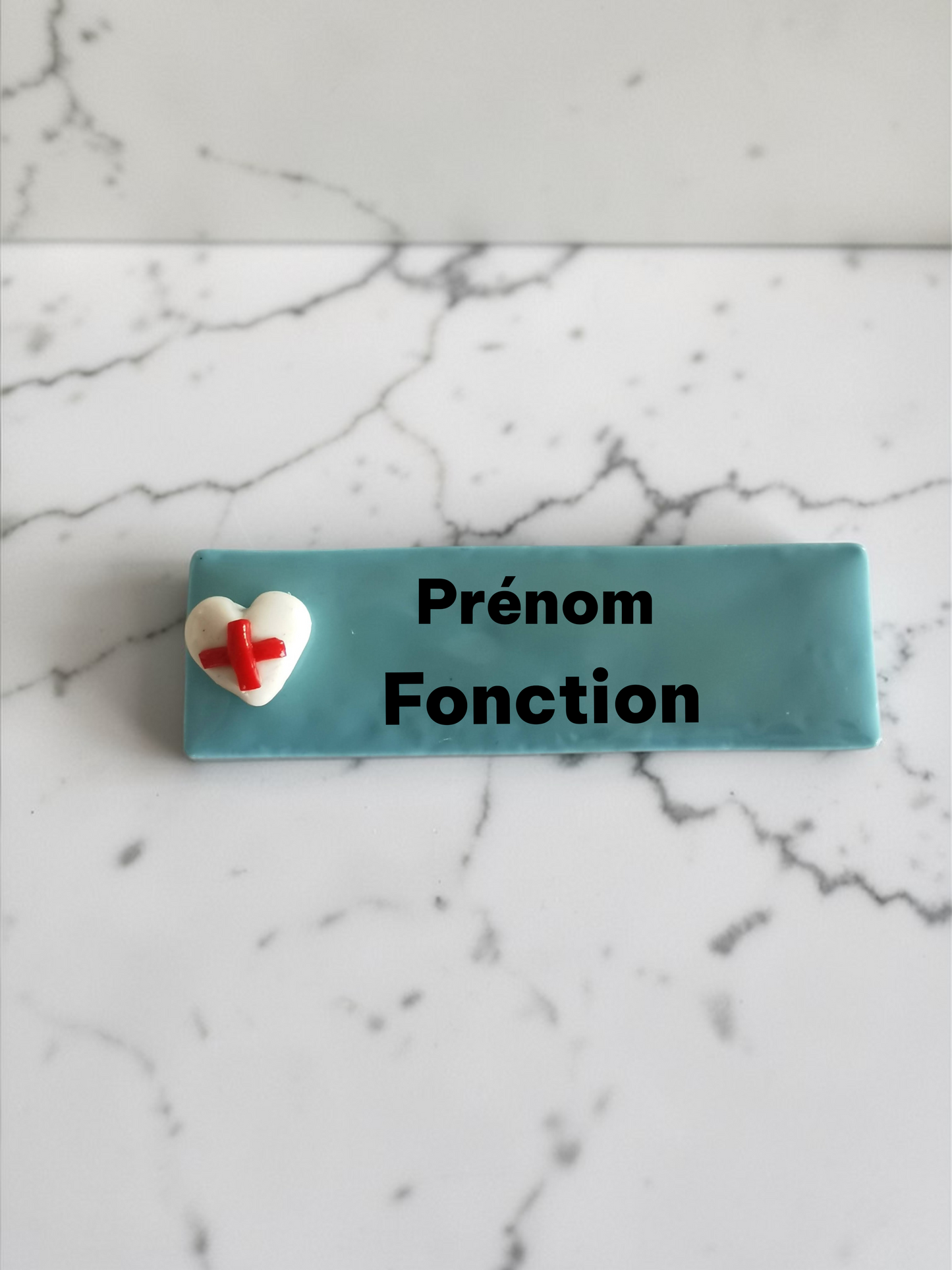 Badge prénom personnalisé infirmière – Badge médical cœur croix rouge Fimo – Soignant hôpital – Couleur au choix