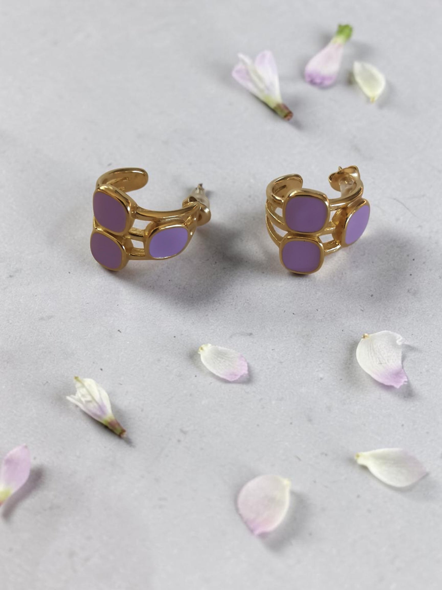 Boucles d’oreilles géométriques mauve – Acier inoxydable & émail – Élégance moderne