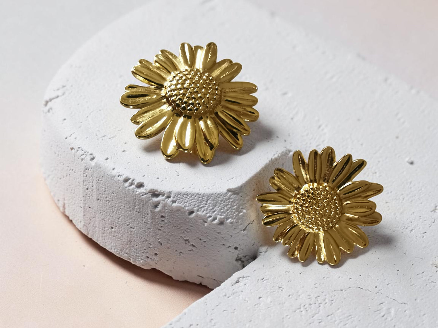 Boucles d’oreilles marguerite – Acier inoxydable doré – Fleur 3,3 cm – Élégance florale
