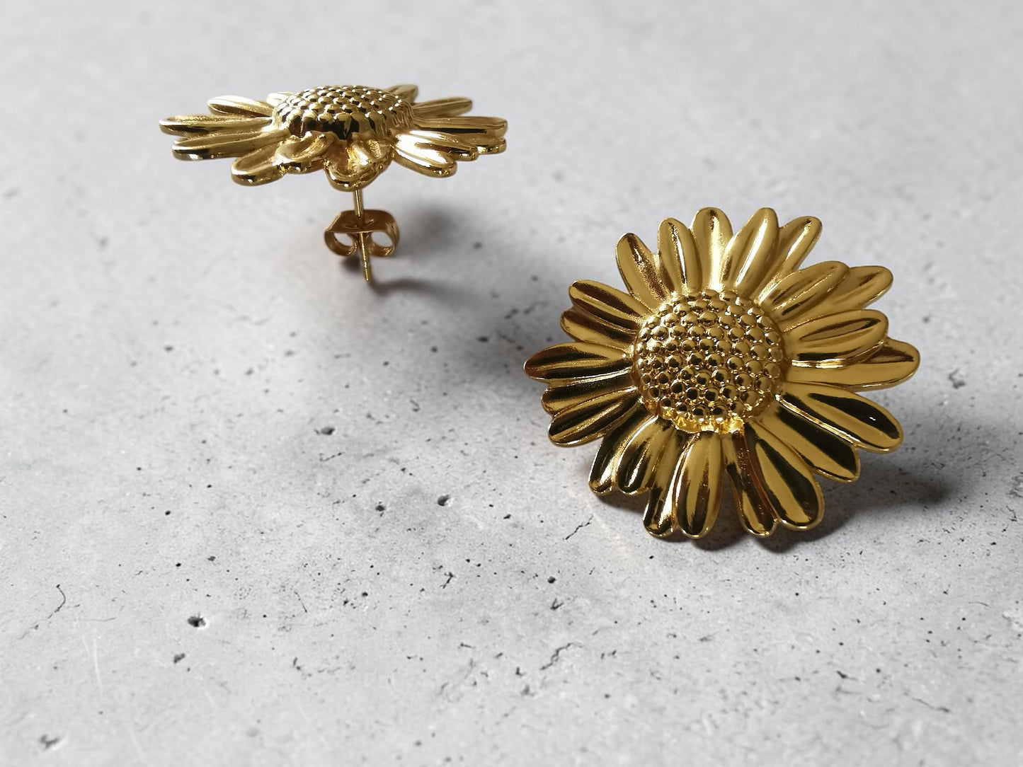Boucles d’oreilles marguerite – Acier inoxydable doré – Fleur 3,3 cm – Élégance florale