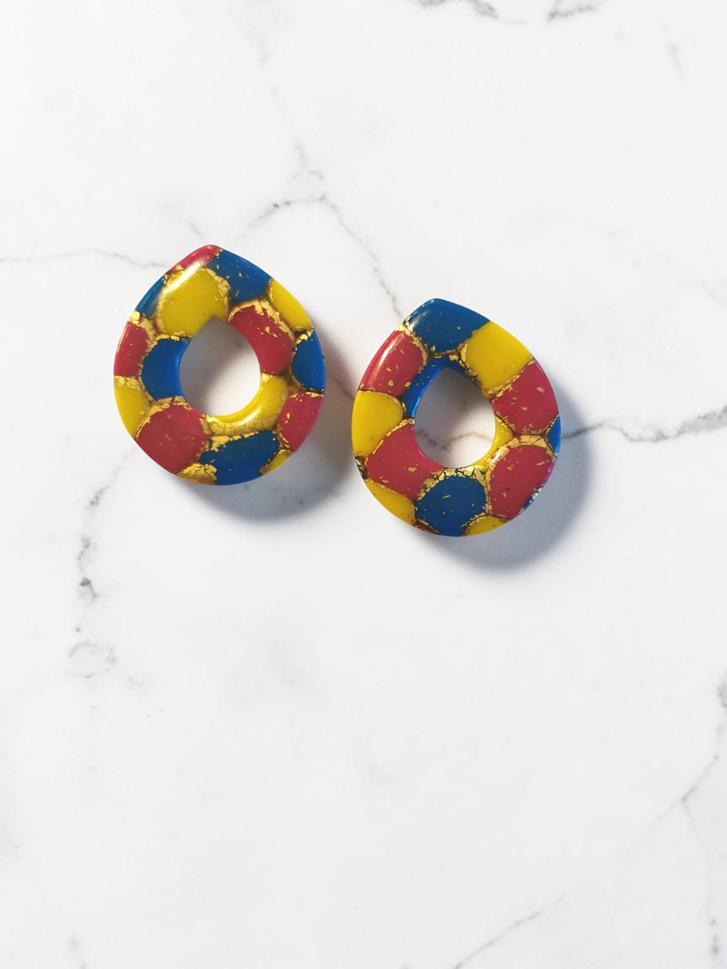 Pampilles Colora - Bleu, fuchsia & jaune - Fimo avec feuilles d’argent - Breloques créoles interchangeables - Plusieurs formes – Lot de 2