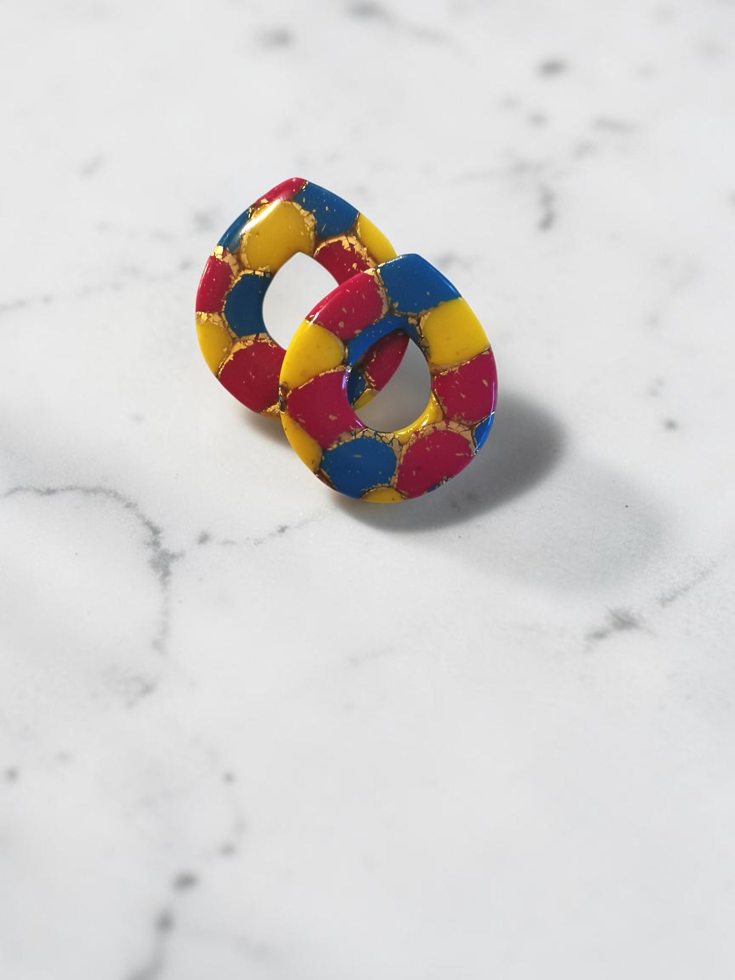 Pampilles Colora - Bleu, fuchsia & jaune - Fimo avec feuilles d’argent - Breloques créoles interchangeables - Plusieurs formes – Lot de 2
