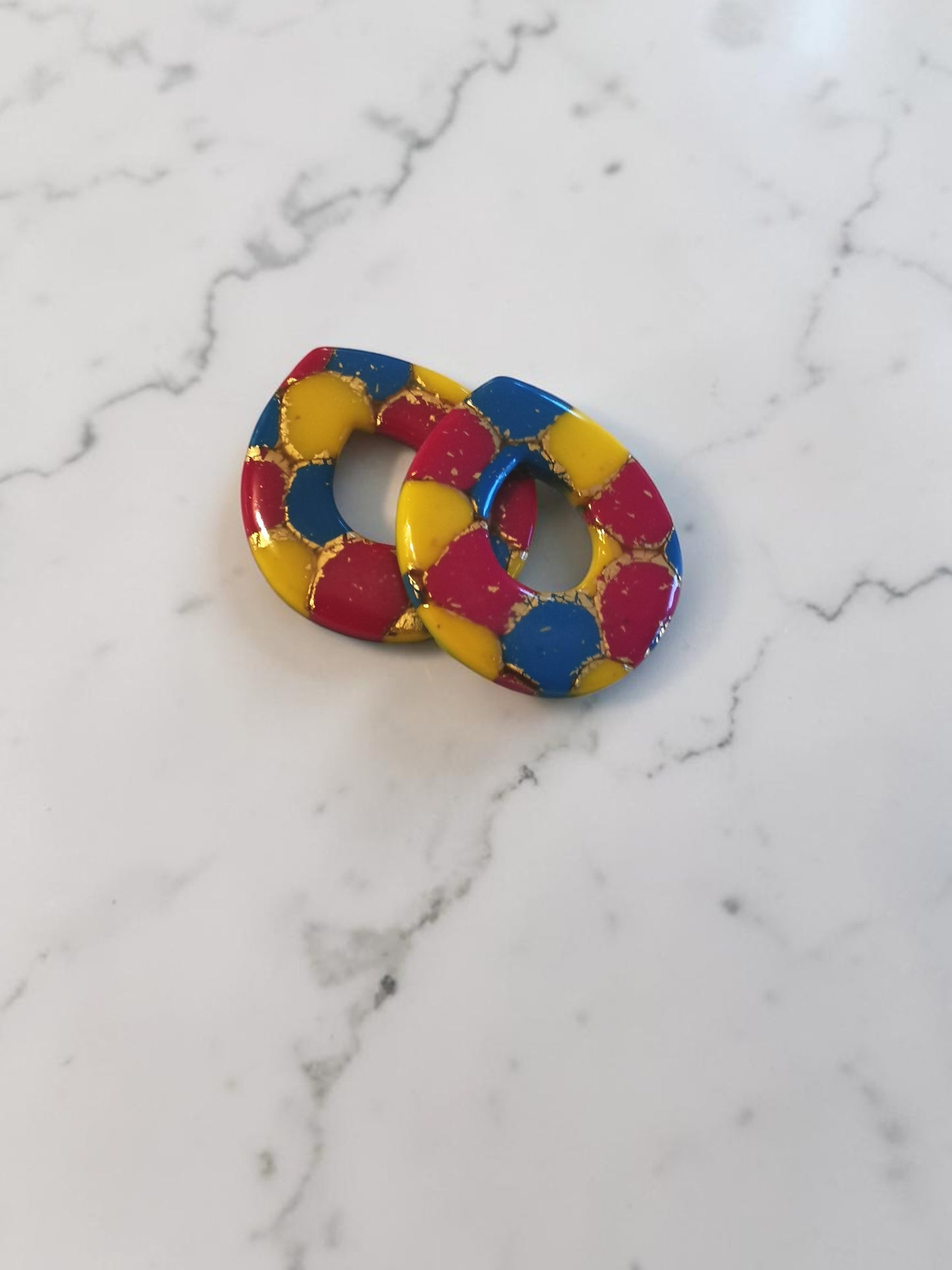 Pampilles Colora - Bleu, fuchsia & jaune - Fimo avec feuilles d’argent - Breloques créoles interchangeables - Plusieurs formes – Lot de 2