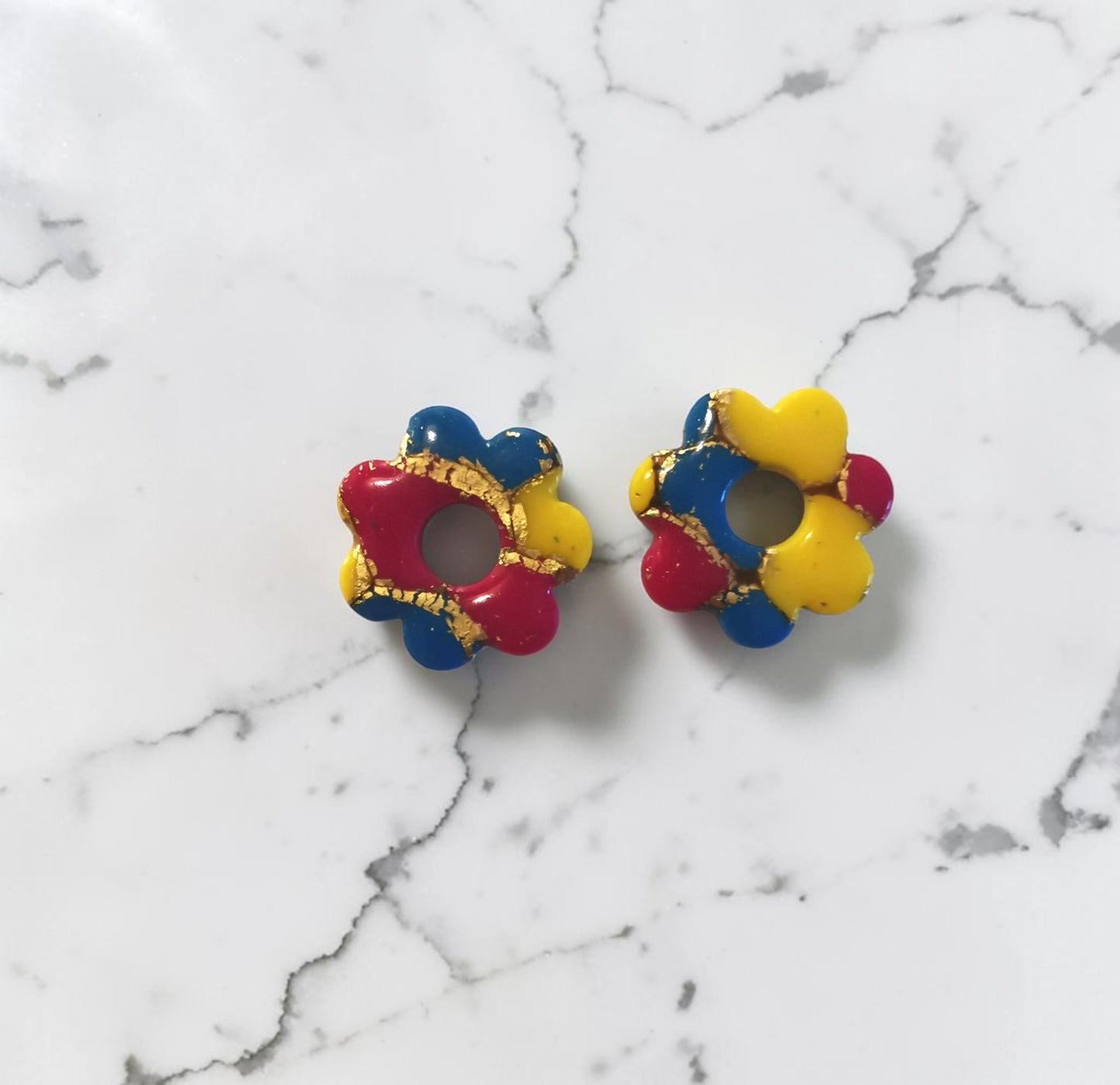 Pampilles Colora - Bleu, fuchsia & jaune - Fimo avec feuilles d’argent - Breloques créoles interchangeables - Plusieurs formes – Lot de 2