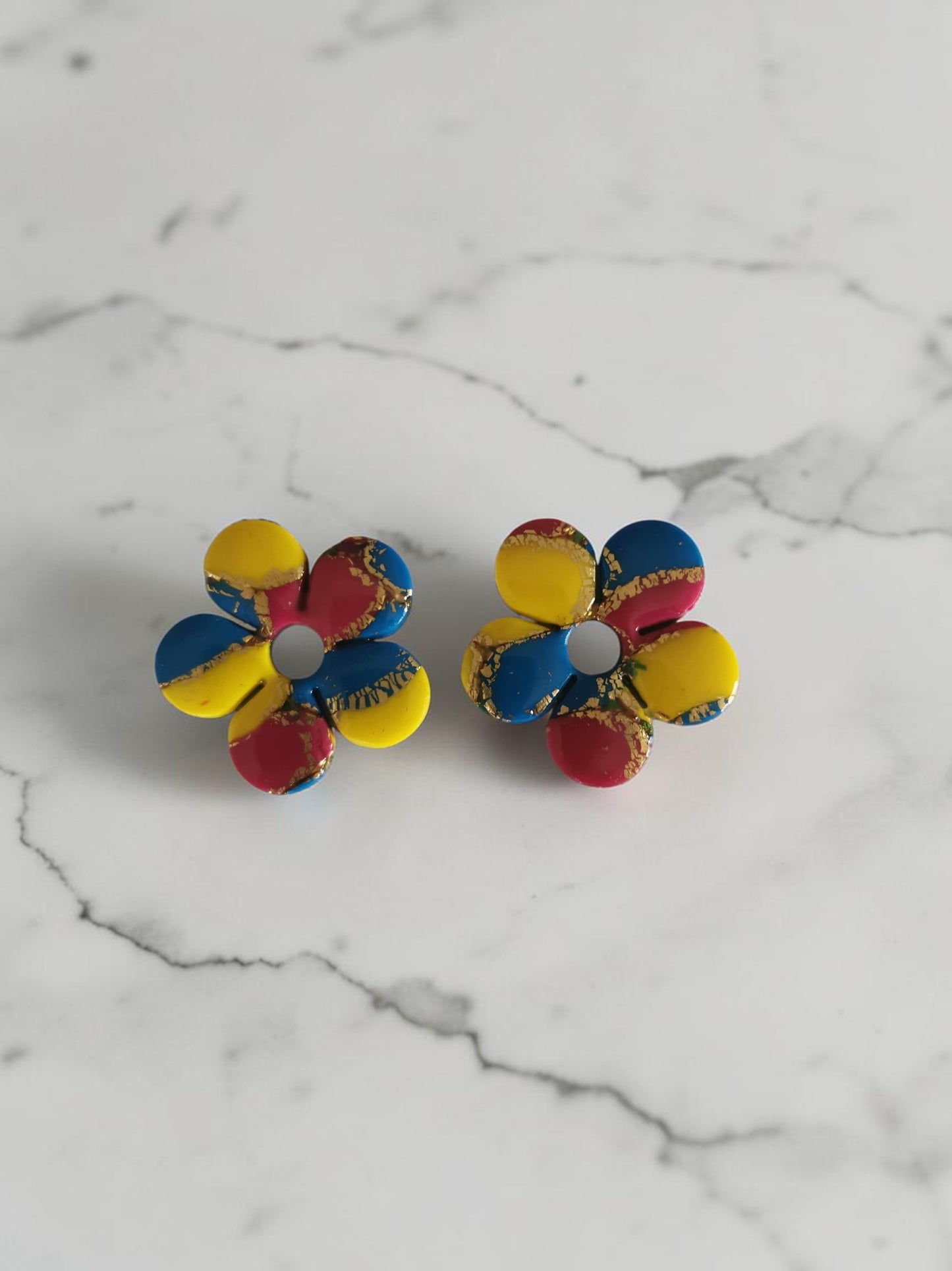 Pampilles Colora - Bleu, fuchsia & jaune - Fimo avec feuilles d’argent - Breloques créoles interchangeables - Plusieurs formes – Lot de 2