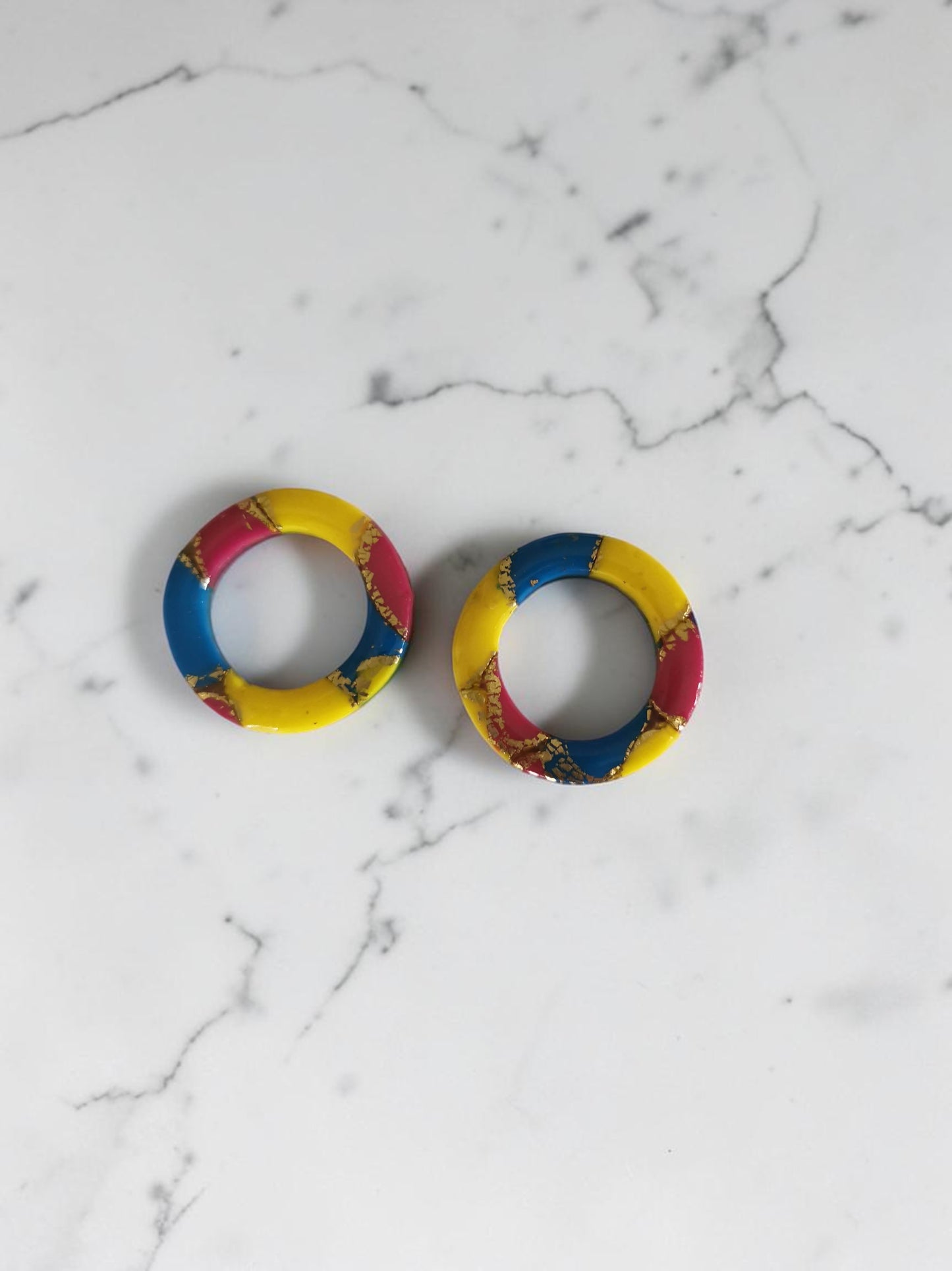 Pampilles Colora - Bleu, fuchsia & jaune - Fimo avec feuilles d’argent - Breloques créoles interchangeables - Plusieurs formes – Lot de 2