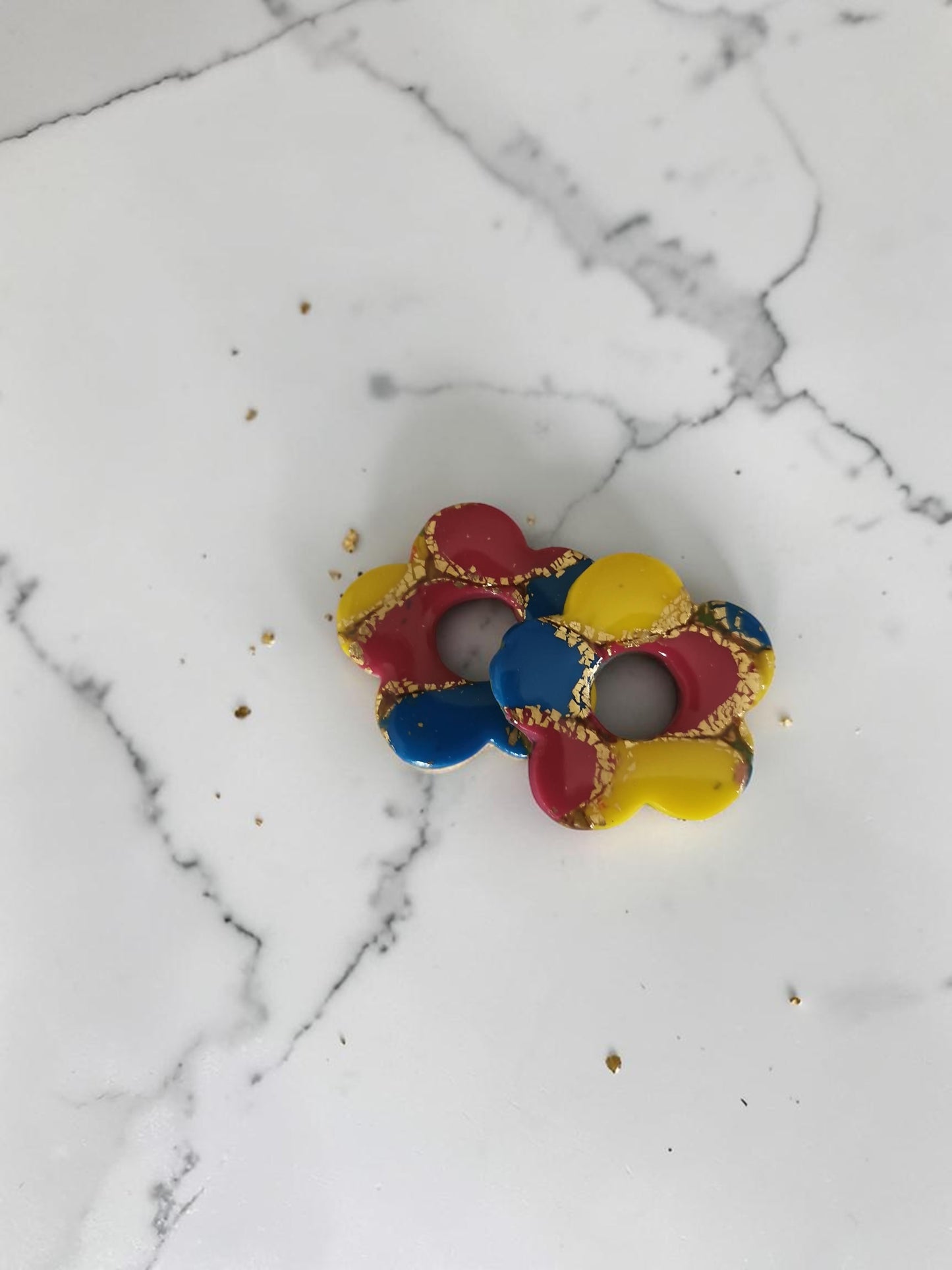 Pampilles Colora - Bleu, fuchsia & jaune - Fimo avec feuilles d’argent - Breloques créoles interchangeables - Plusieurs formes – Lot de 2