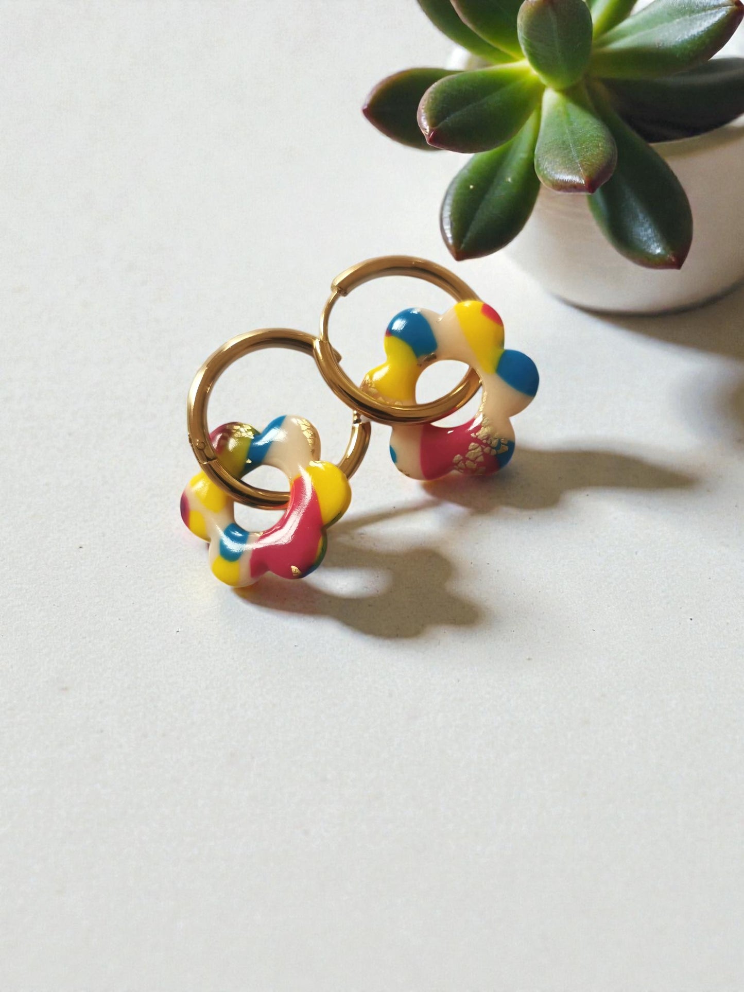 Pampilles multicolores effet confettis – Modèle éphémère – Charms interchangeables pour créoles – Bijoux faits main.