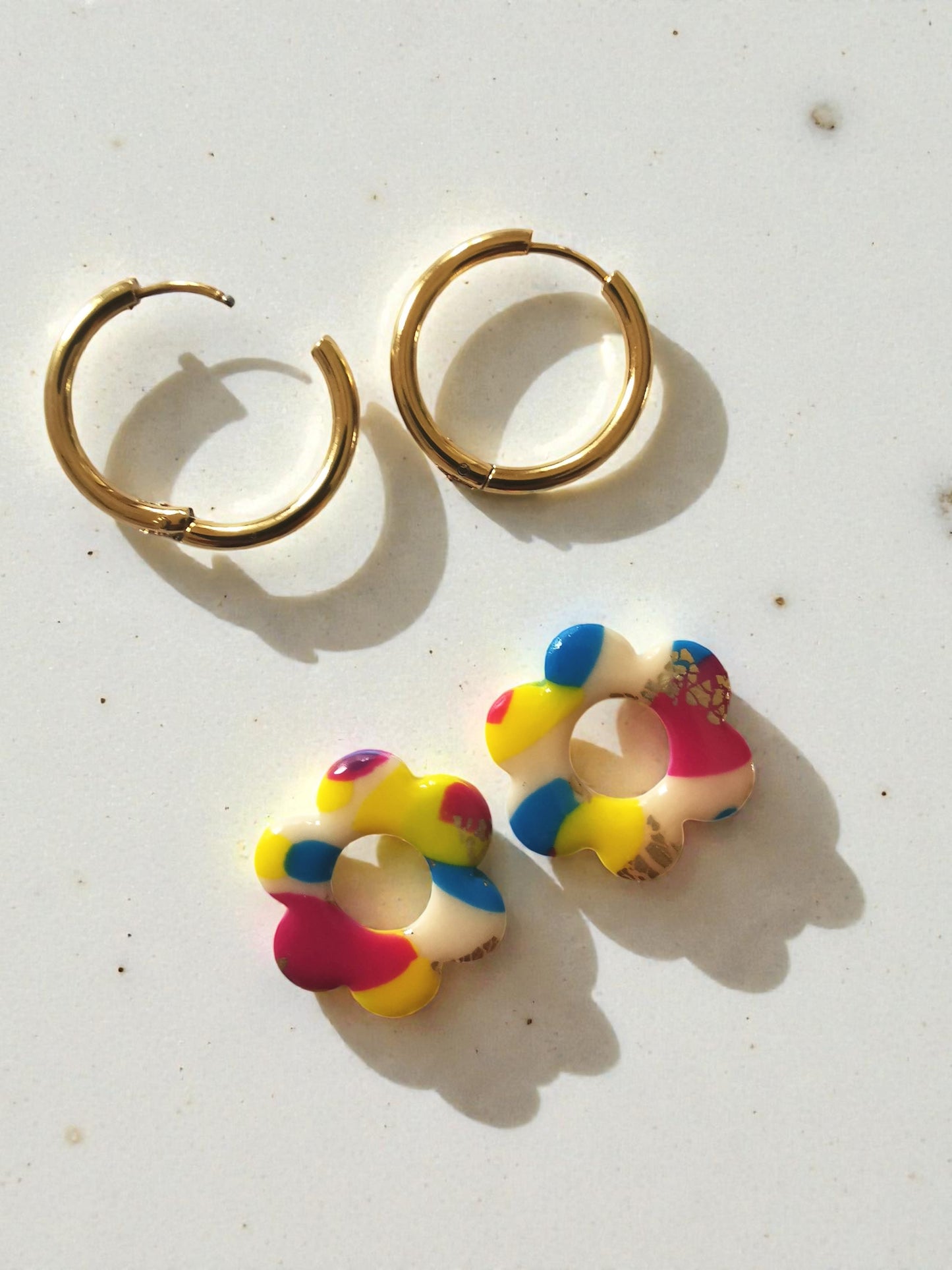 Pampilles multicolores effet confettis – Modèle éphémère – Charms interchangeables pour créoles – Bijoux faits main.