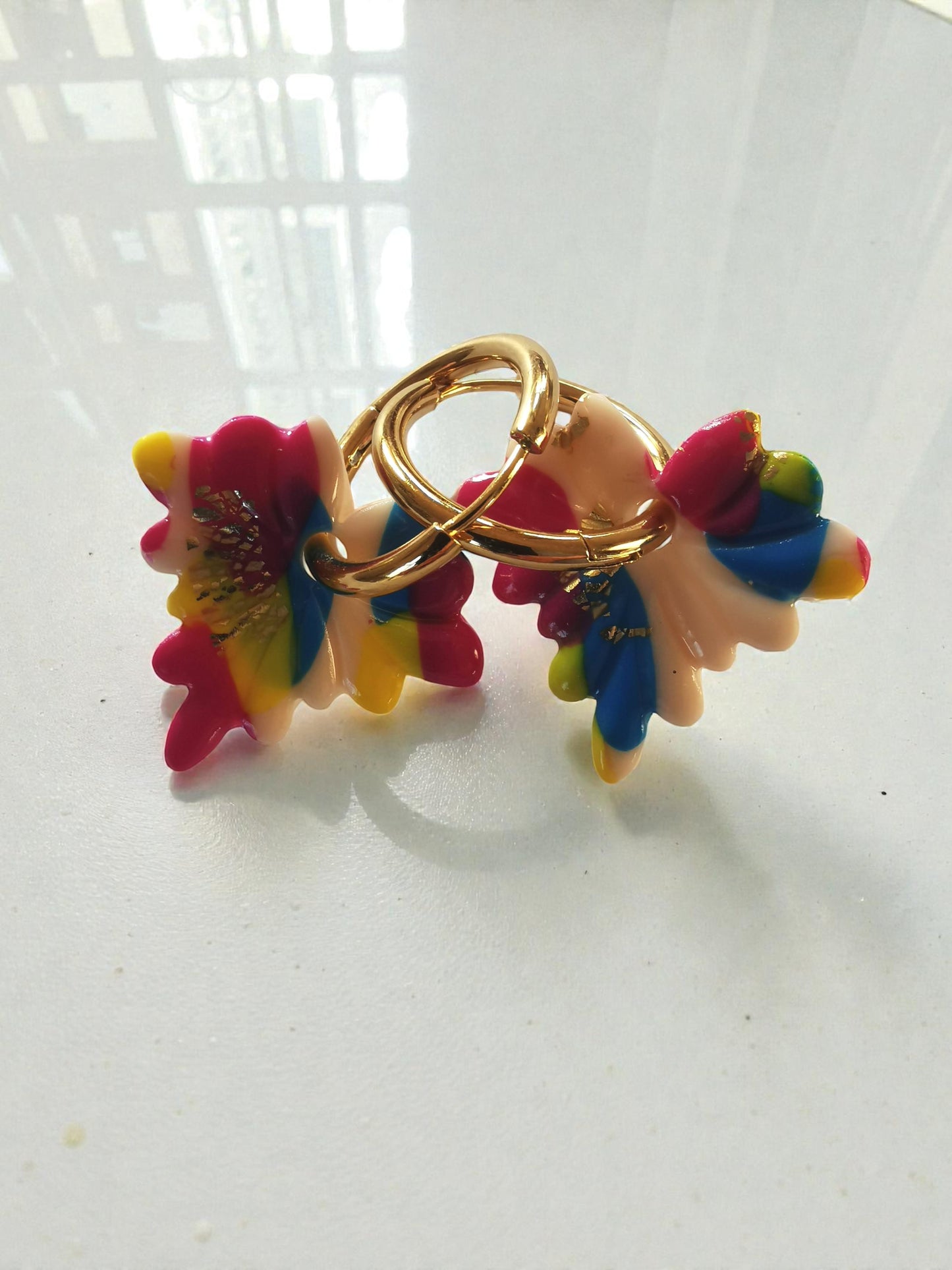 Pampilles multicolores effet confettis – Modèle éphémère – Charms interchangeables pour créoles – Bijoux faits main.
