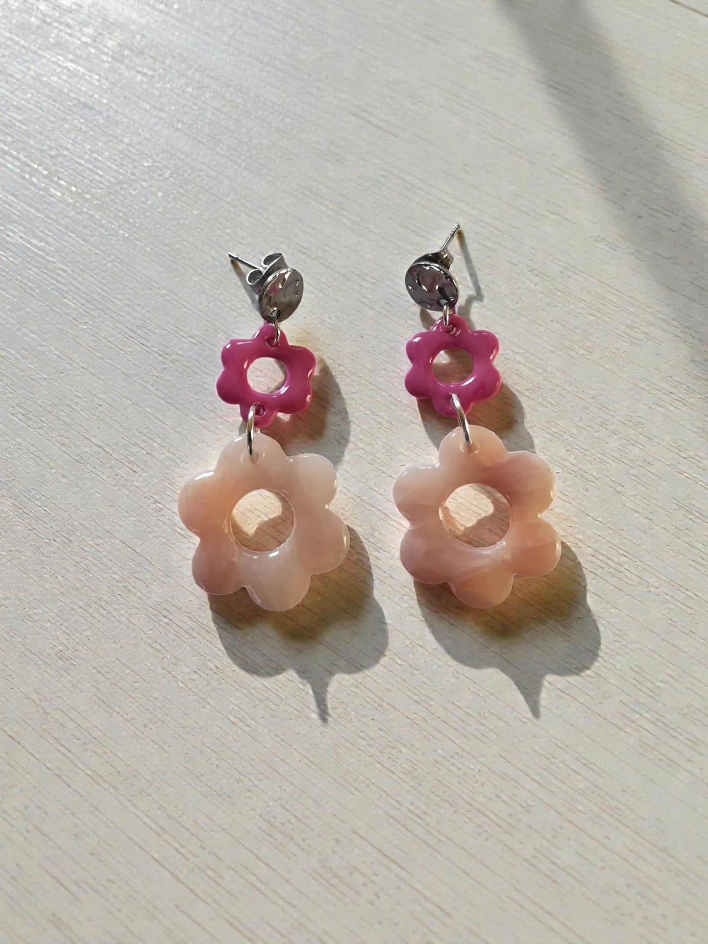 Boucles d’oreilles fleurs roses - Modèle transparent légèrement marbré – Bijoux bohème chic