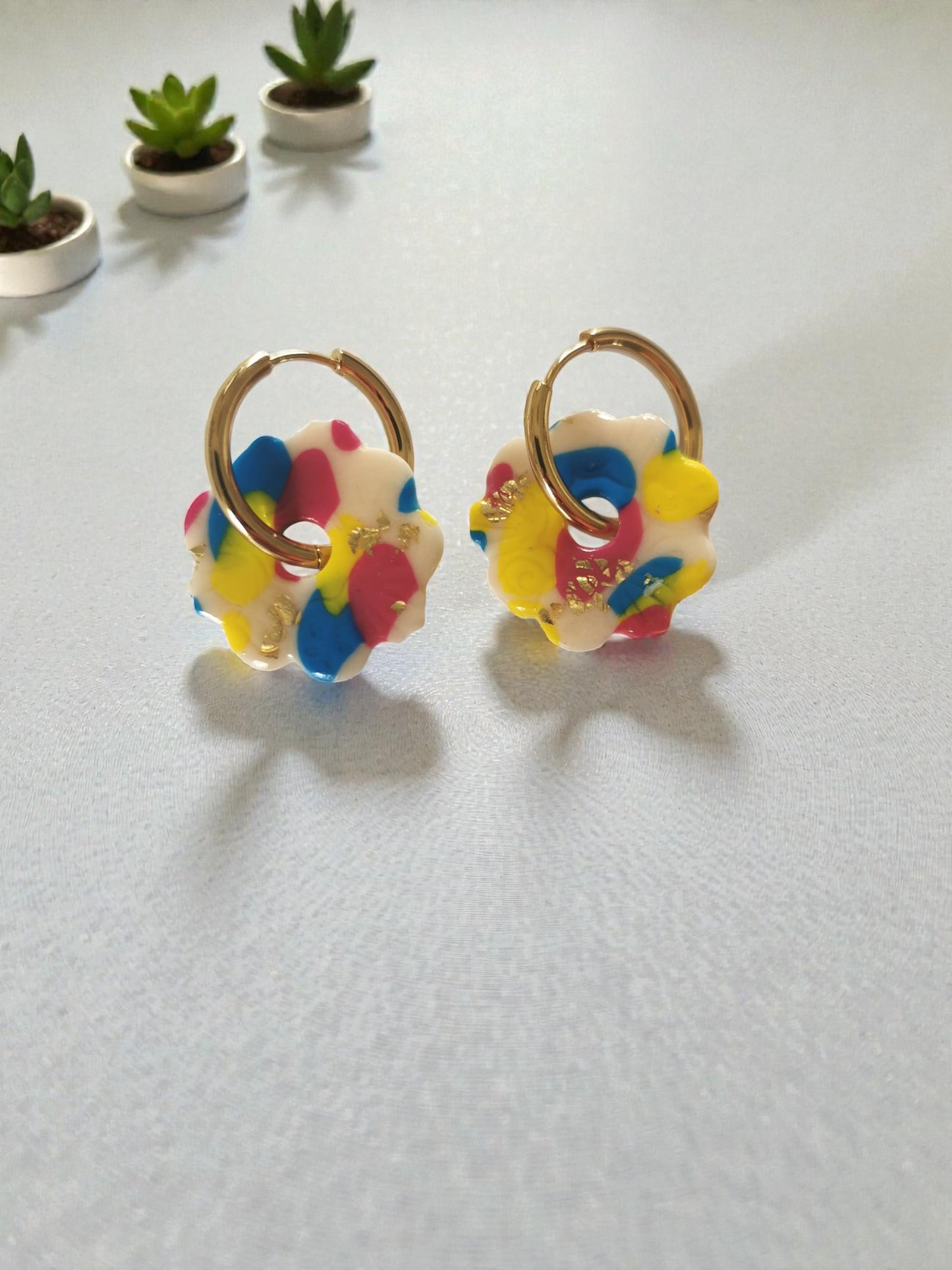 Pampilles multicolores effet confettis – Modèle éphémère – Charms interchangeables pour créoles – Bijoux faits main.