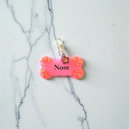 🐾 Médaille personnalisée chien ou chat – Os rose avec fraises – Résine faite main – Médaille d'identification personnalisable