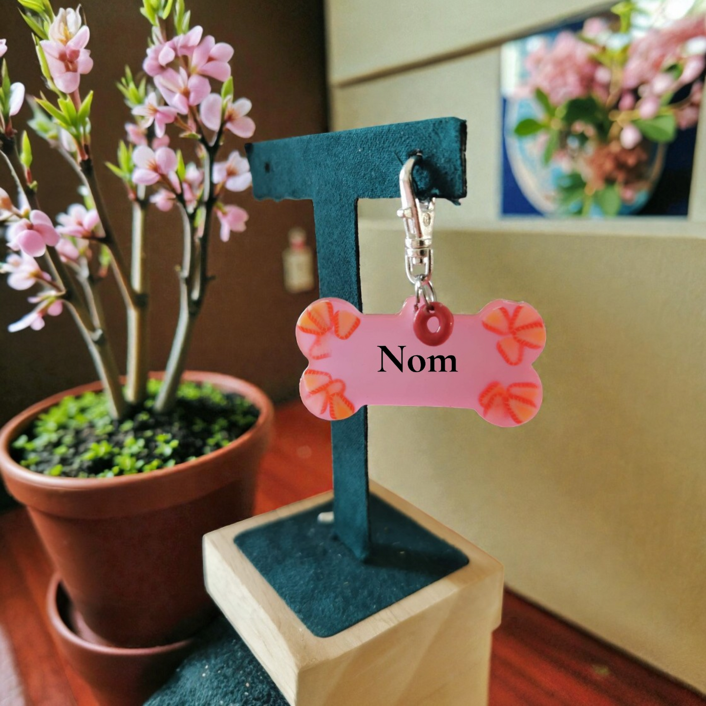🐾 Médaille personnalisée chien ou chat – Os rose avec fraises – Résine faite main – Médaille d'identification personnalisable