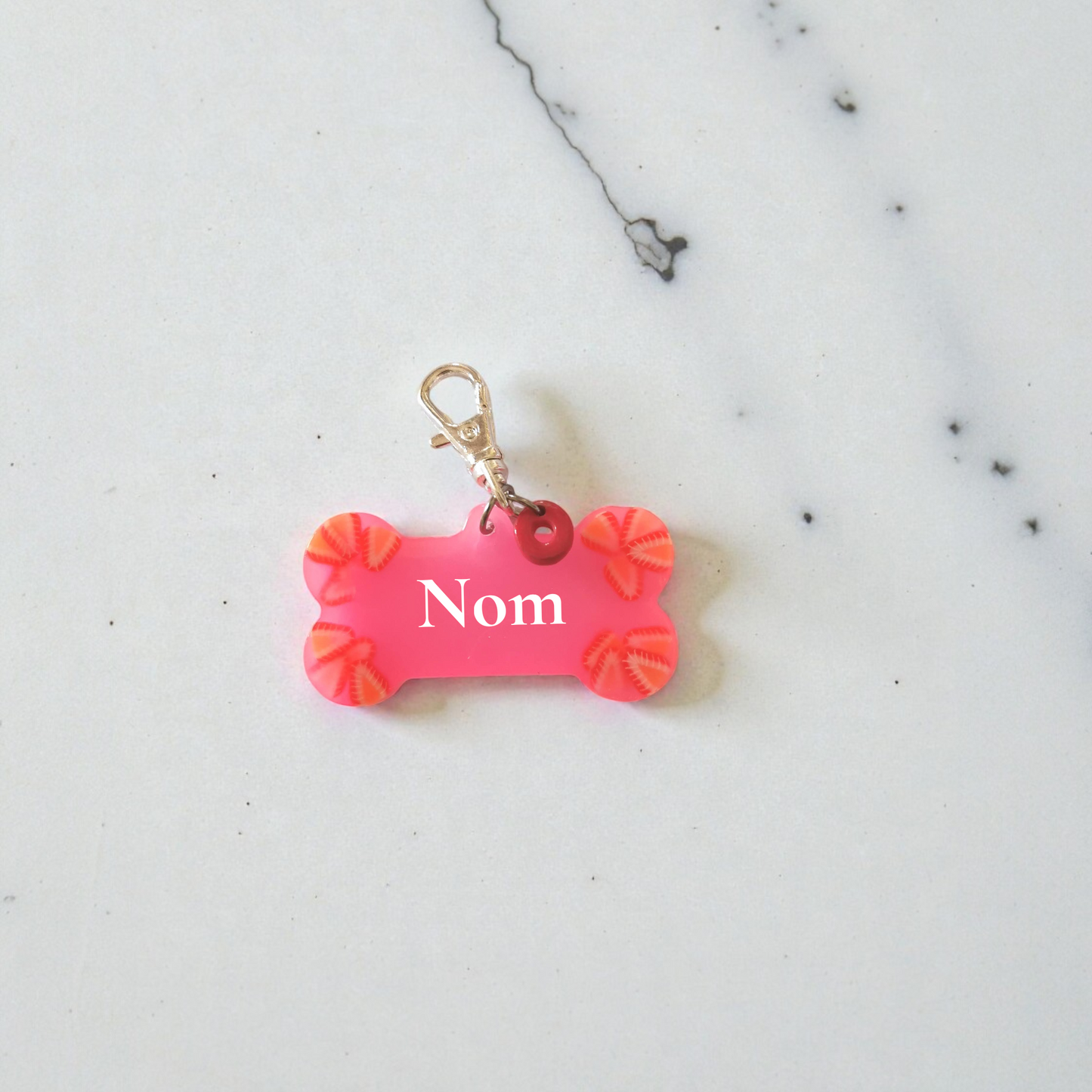 🐾 Médaille personnalisée chien ou chat – Os rose avec fraises – Résine faite main – Médaille d'identification personnalisable