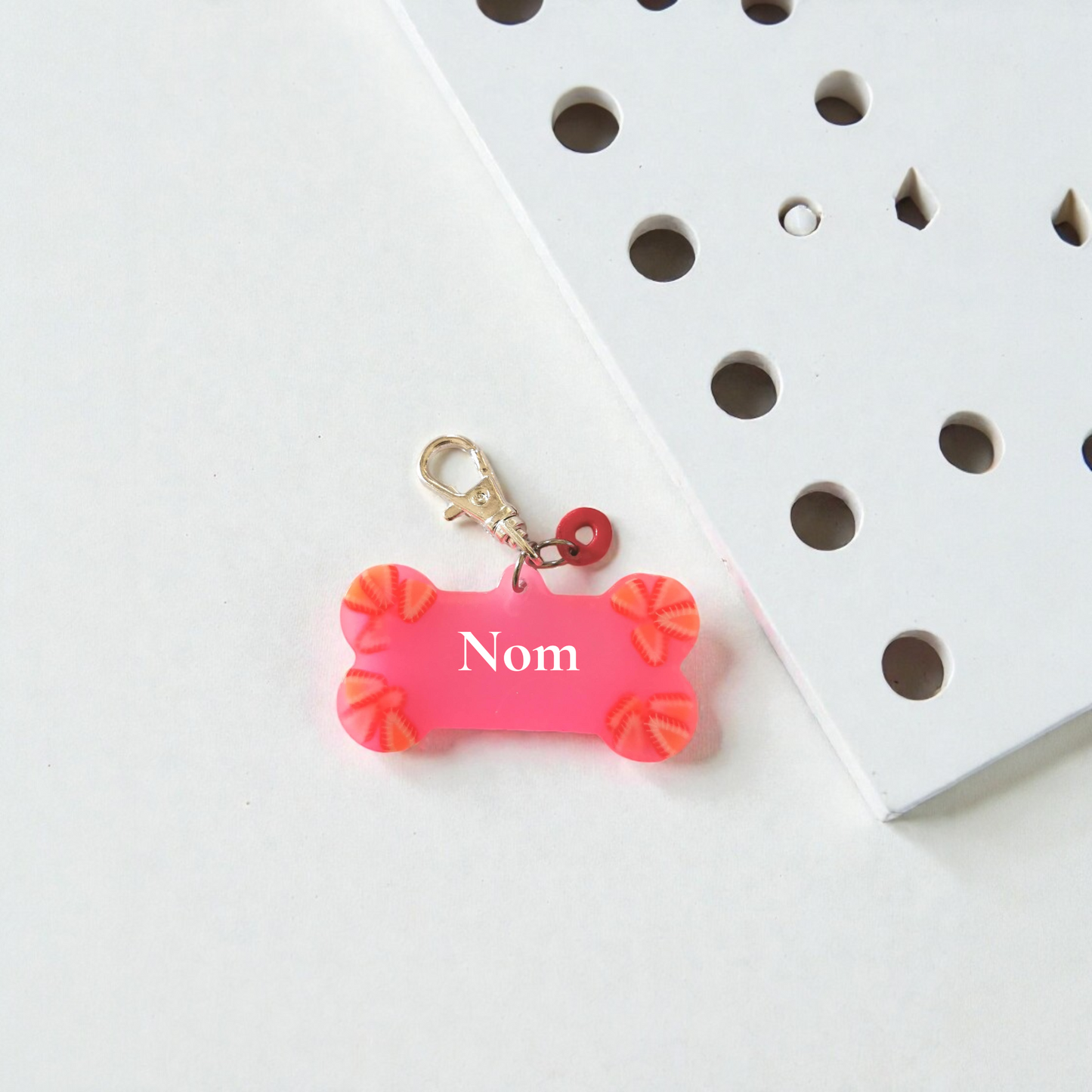 🐾 Médaille personnalisée chien ou chat – Os rose avec fraises – Résine faite main – Médaille d'identification personnalisable