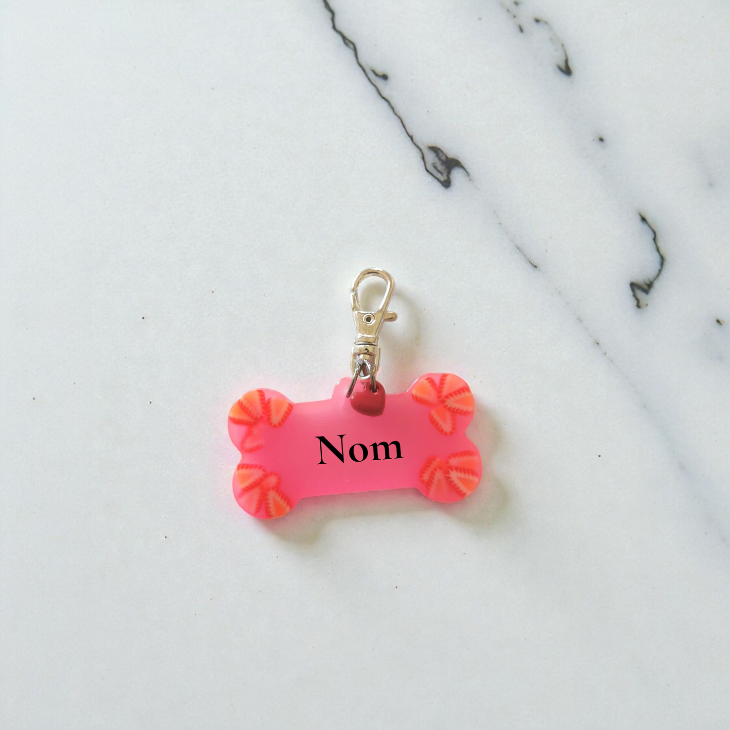 🐾 Médaille personnalisée chien ou chat – Os rose avec fraises – Résine faite main – Médaille d'identification personnalisable