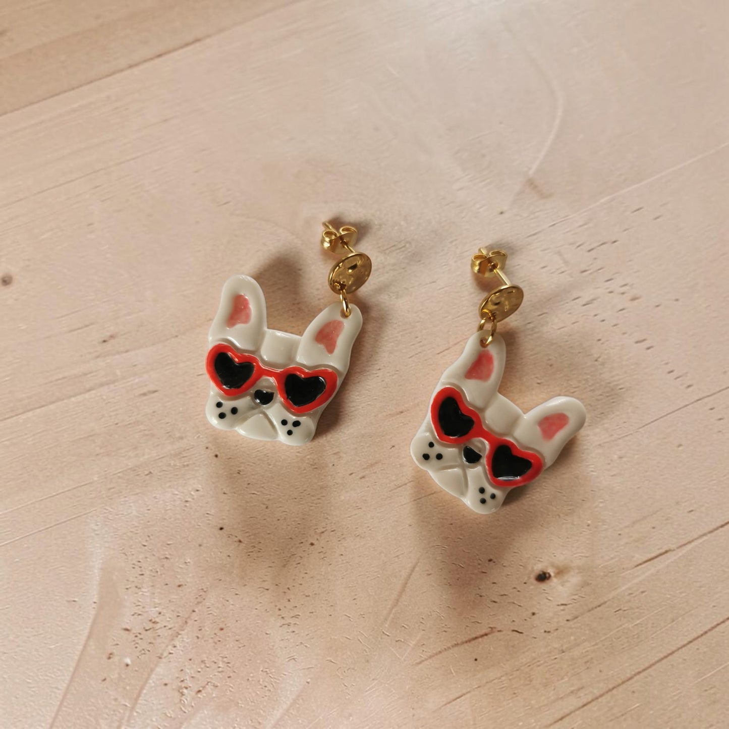 🐶 Boucles d’oreilles Bouledogue Français – Lunettes cœur