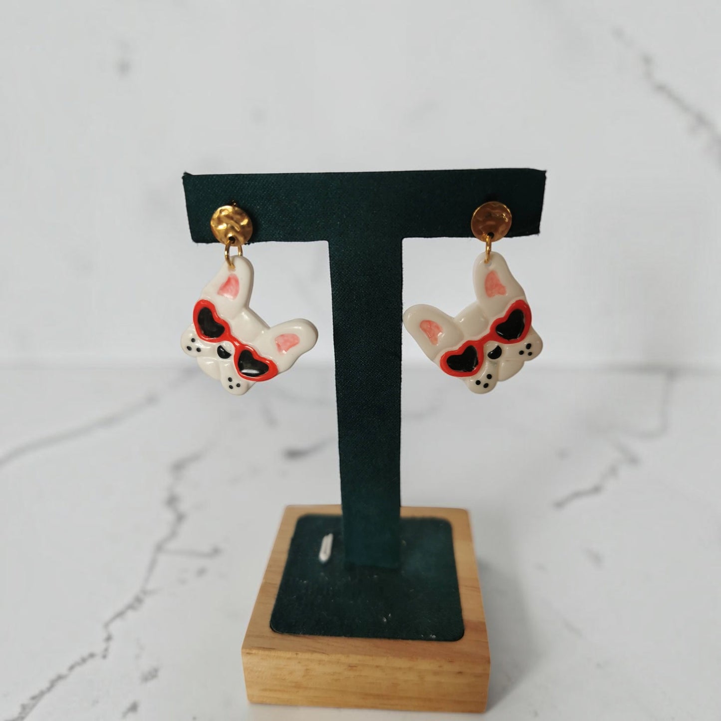 🐶 Boucles d’oreilles Bouledogue Français – Lunettes cœur