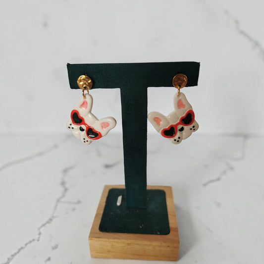 🐶 Boucles d’oreilles Bouledogue Français – Lunettes cœur