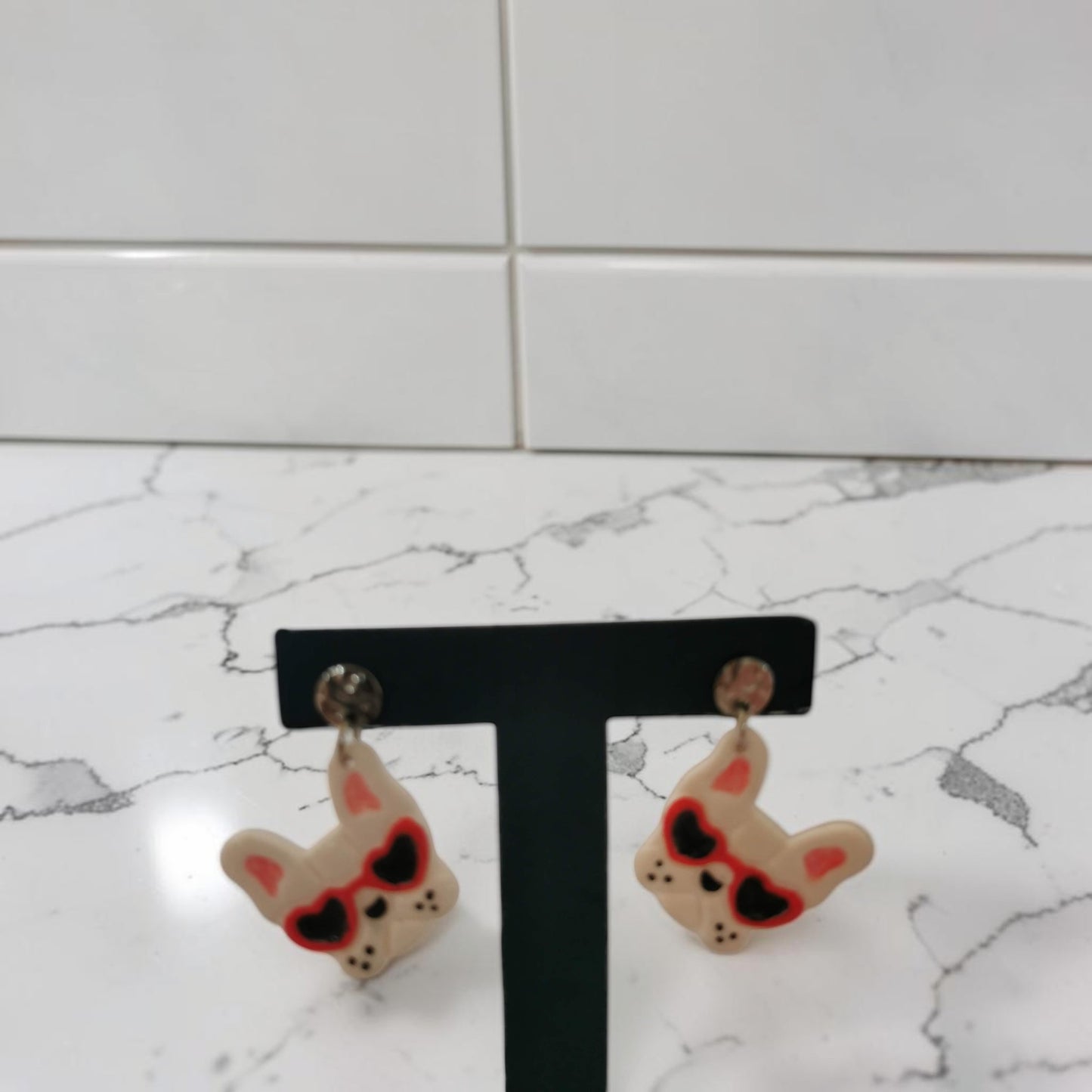 🐶 Boucles d’oreilles Bouledogue Français – Lunettes cœur