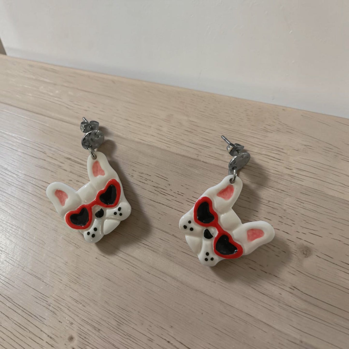 🐶 Boucles d’oreilles Bouledogue Français – Lunettes cœur