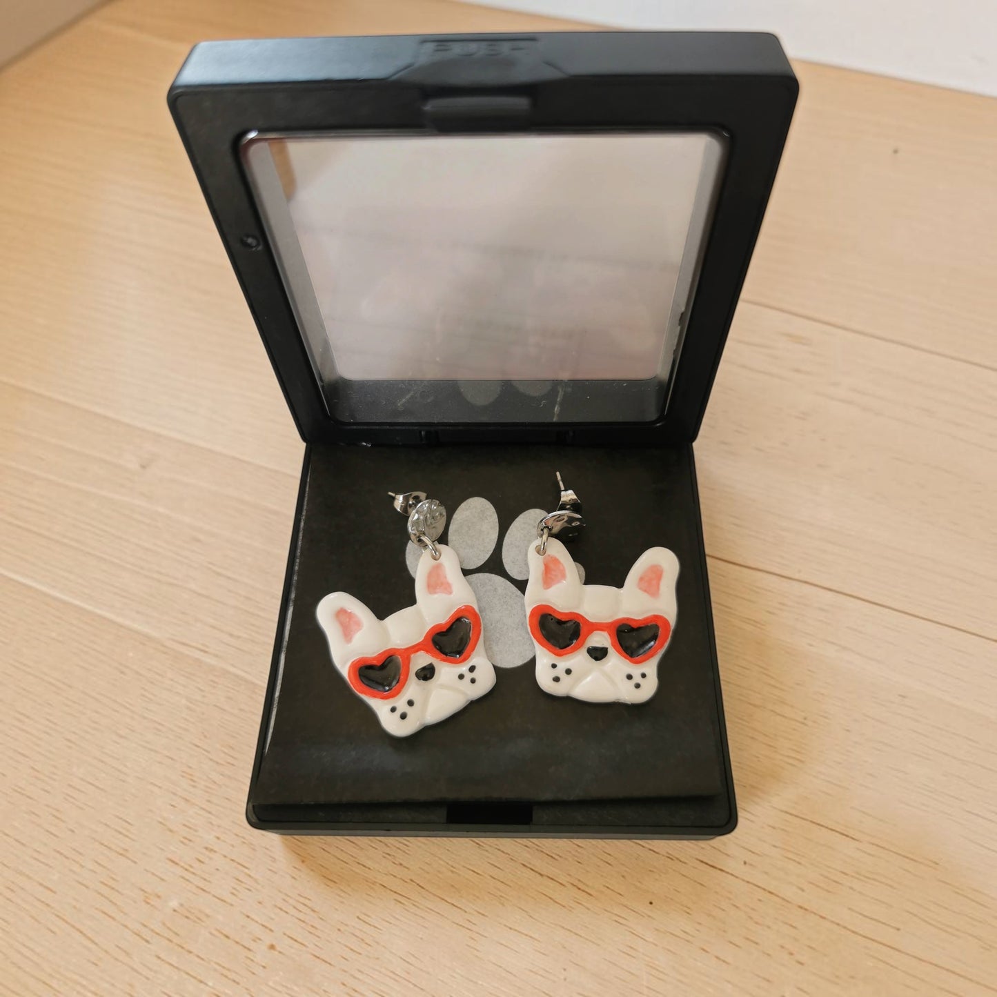 🐶 Boucles d’oreilles Bouledogue Français – Lunettes cœur