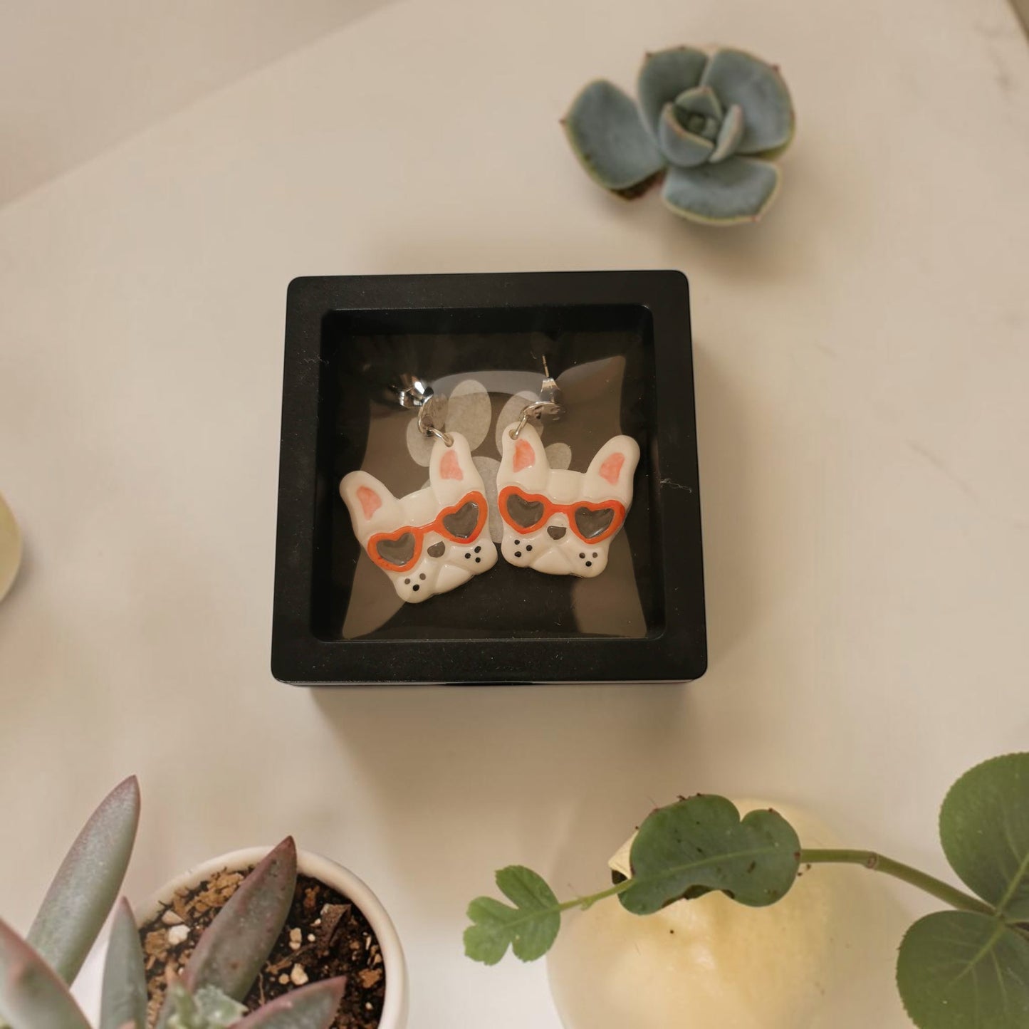 🐶 Boucles d’oreilles Bouledogue Français – Lunettes cœur
