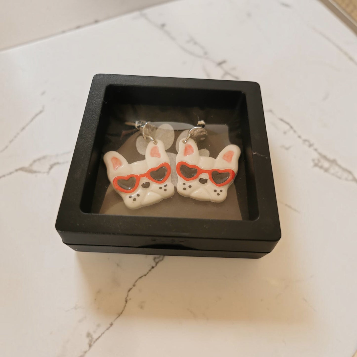 🐶 Boucles d’oreilles Bouledogue Français – Lunettes cœur