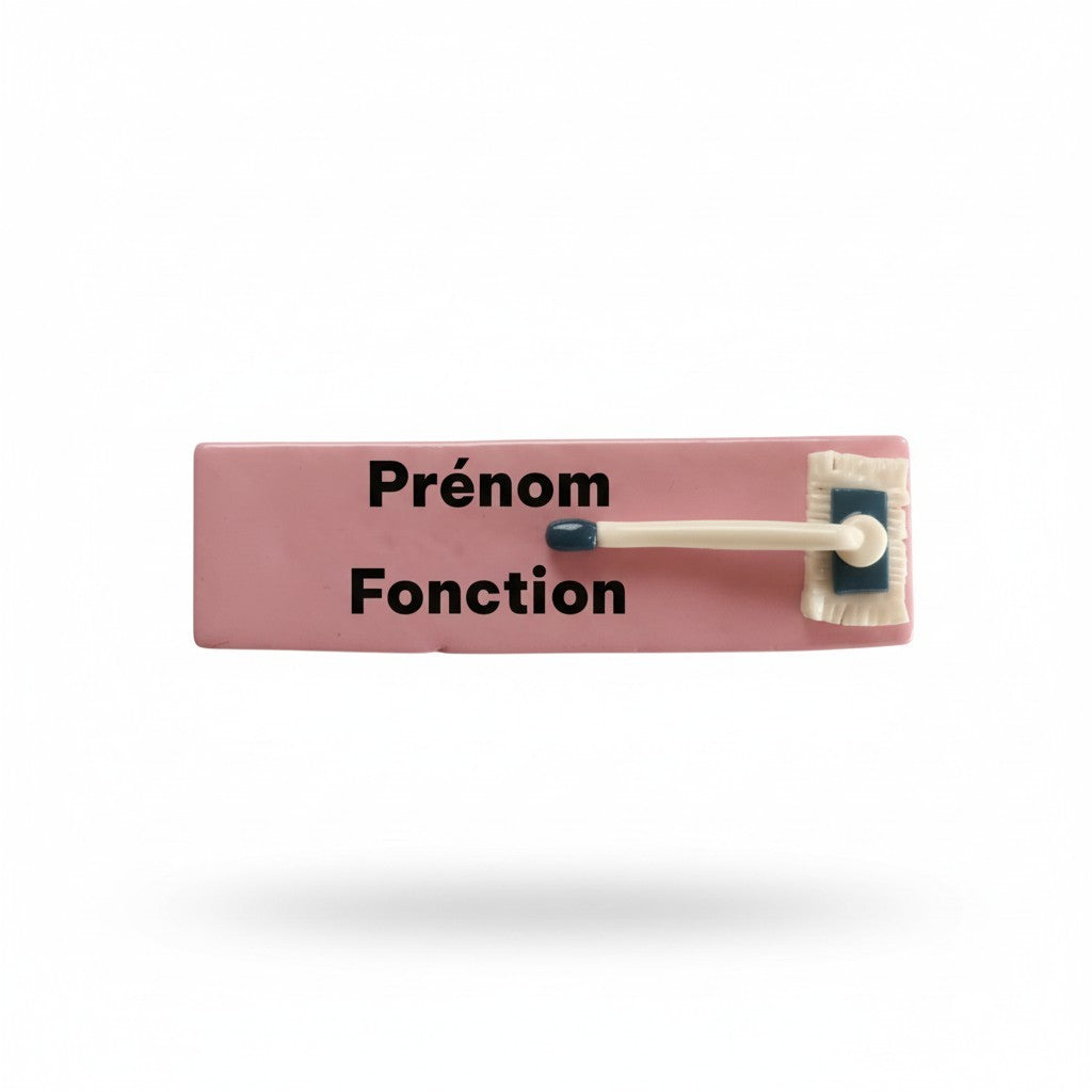 Badge prénom personnalisé ASH – Balai Fimo – Badge professionnel agent hospitalier