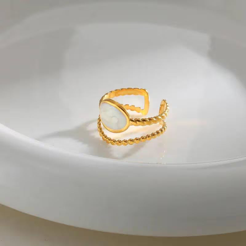 Bague ajustable en acier inoxydable doré & émail blanc – Bijou fin et élégant