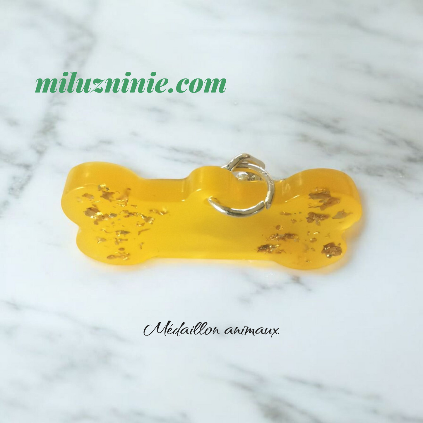 Médaille animaux personnalisée prénom – Forme os – Résine jaune transparent avec feuille d’or – Accessoire animal – Cadeau unique