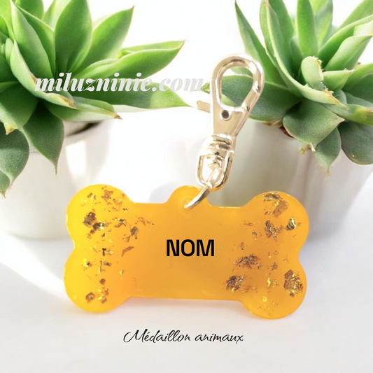 Médaille animaux personnalisée prénom – Forme os – Résine jaune transparent avec feuille d’or – Accessoire animal – Cadeau unique