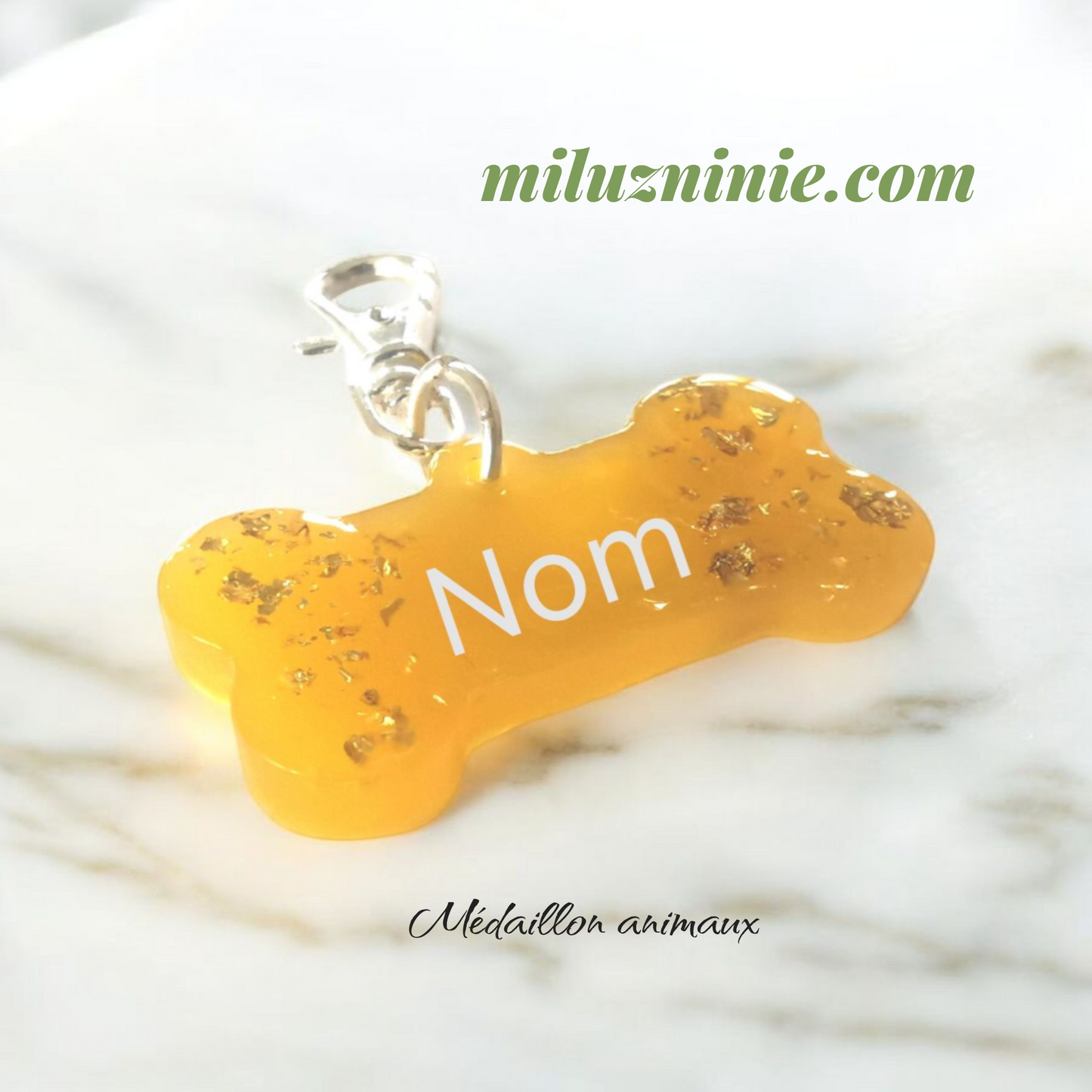 Médaille animaux personnalisée prénom – Forme os – Résine jaune transparent avec feuille d’or – Accessoire animal – Cadeau unique